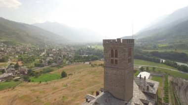 4 k eski chateau Kalesi üstten görünüm çember hava Alp Dağları şehirde. Sarre Royal Castle çevresinde Aosta Vadisi İtalya AB tarihi mirası içinde sinek. Antik Ortaçağ kule üzerinde yeşil tepenin yamacında ve Vadisi