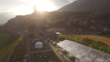 Kapalı Festival çadır ve tablolar Teras çim üzerinde kişi ile eski barındırma hedef düğün Resepsiyon 4 k görünüm günbatımı akşam yukarıda castle. Profesyonel catering hizmeti açık hava piknik olayları
