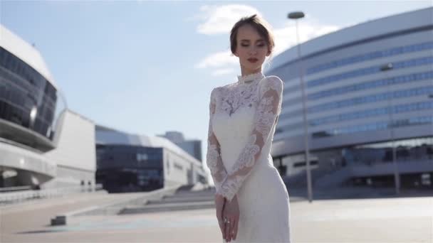 Modelo Bonito Posando Vestido Noiva Elegante Centro Cidade Negócios Prédios — Vídeo de Stock