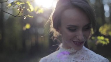 Ağaçlar arkadan aydınlatmalı görünümlü arama ilham gülümseyen gökyüzü arasında genç masum kadın portresi. Kız Dünya'ya minnettar güneş ışığı bahar aşk sevinç mübarek. Saflık kadın elegance Güzellik