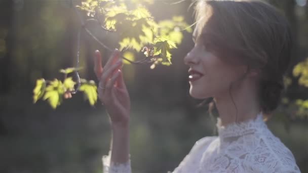 Mulher Feliz Roupas Festivas Toca Árvores Celebrando Nova Vida Primavera — Vídeo de Stock