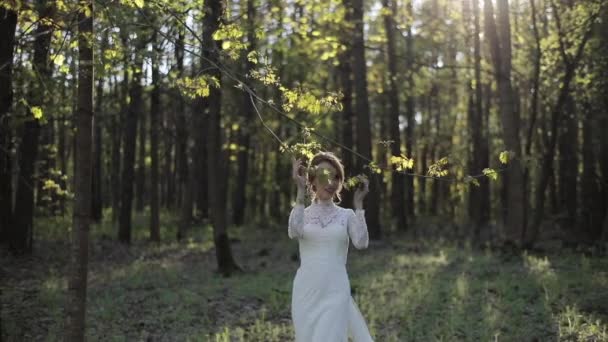 Gadis Elegan Dengan Gaun Desain Renda Putih Panjang Berjalan Hutan — Stok Video