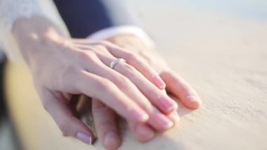 Erkek eller alyans ile her diğer okşayarak bekle güneşli açık bulanık renkli sığ derinlik-in tarla kapatın. Tırnak cilası sanatçı usta. Gelin sadakat aile bağlantısı birlik kavramı
