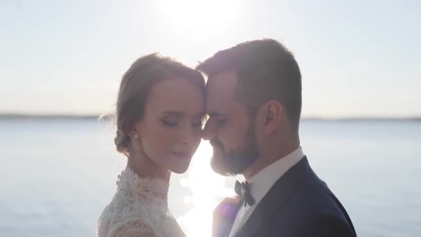 Pareja Amor Tienen Momentos Dulces Juntos Abrazando Cerca Naturaleza Aire — Vídeos de Stock