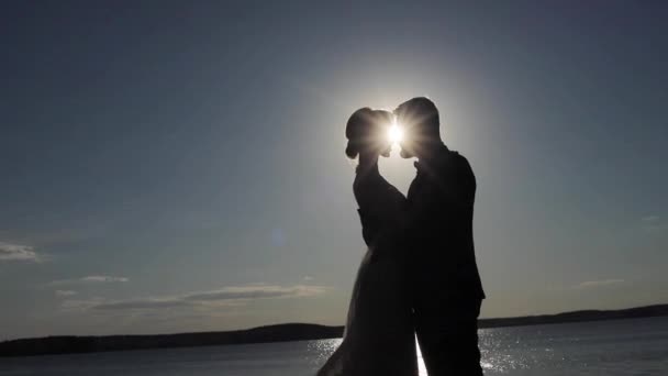 Silhouetten Von Brautküssen Die Sich Der Morgensonne Umarmen Beleuchten Gesichtslosen — Stockvideo