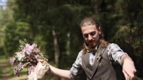 Blond Långhårig Man Designer Kläder Herde Hund Skogen Park Grön — Stockvideo