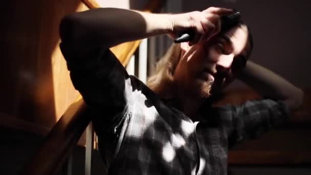 Trendy Hipster Άνθρωπος Χτενίζει Μακριά Ξανθά Μαλλιά Στο Σπίτι Ετοιμάζεται — Αρχείο Βίντεο