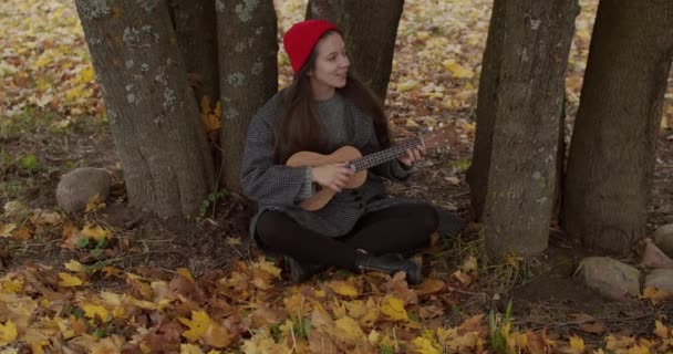 Retrato Frontal Superior Jovem Segurando Guitarra Havaiana Sentada Pernas Cruzadas — Vídeo de Stock