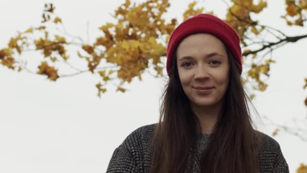 Retrato Niña Sonriente Posando Aire Libre Otoño Naturaleza Cielo Espacio — Vídeo de stock