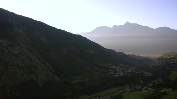 Vrtulník se otáčí o 360 stupňů a ukazuje pohled shora na horskou krajinu při východu slunce — Stock video