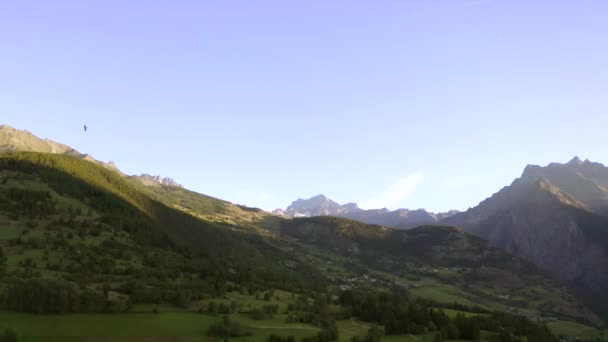 Vista aérea superior de paisajes pintorescos verdes laderas montañosas — Vídeos de Stock