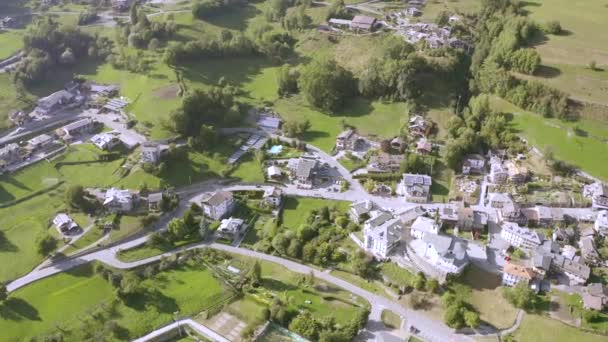 Vista de cima para baixo da cidade europeia local entre campos verdes — Vídeo de Stock