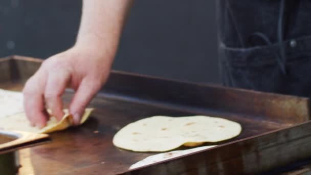 金属パンスローモーションで屋外の顔のない男の料理フライパンピタパンのフロントビュー 男性の手は レストランのキッチン自然光の上でおいしいディナーを準備顔 ストリートフードおいしい料理 — ストック動画