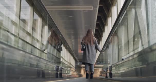 Portrait Femme Debout Sur Escalier Roulant Verre Construction Tunnel Béton — Video