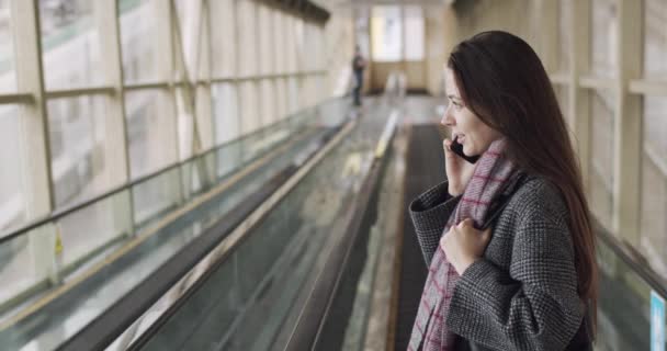 Kapalı Alanda Cep Telefonuyla Konuşan Çekici Bir Kız Doğal Işık — Stok video