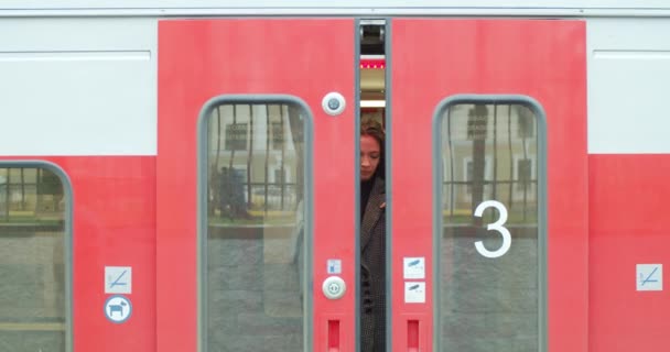 Dlouhovlasá Žena Přijíždí Nástupiště Pomalu Vystupuje Vozu Žena Cestující Dojíždějící — Stock video