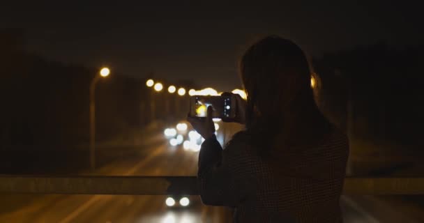 Vista Trasera Una Mujer Irreconocible Haciendo Foto Carretera Nocturna Con — Vídeos de Stock