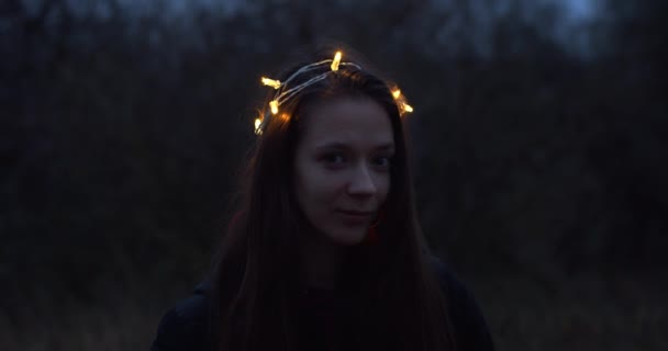 Portrait Mysterious Woman Crown Burning Garland Outdoors Twilight Natural Light — ストック動画