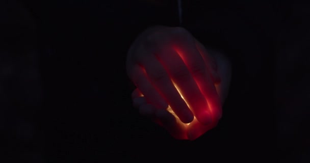 Macro Vídeo Tiro Mãos Femininas Palmas Escondendo Mostrando Luzes Natal — Vídeo de Stock