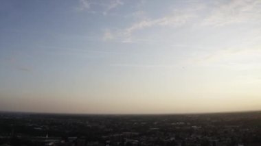 İHA helikopteri gün doğumunda şehir ufkunun en üst görüntüsünü göstererek 360 derece dönüyor..