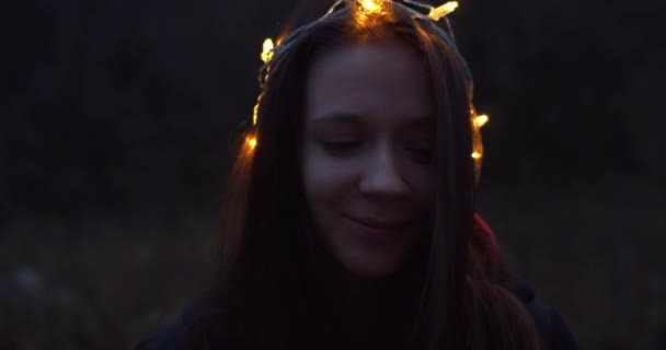 Retrato Arte Conceptual Mujer Sonriente Brillante Corona Navidad Aire Libre — Vídeo de stock