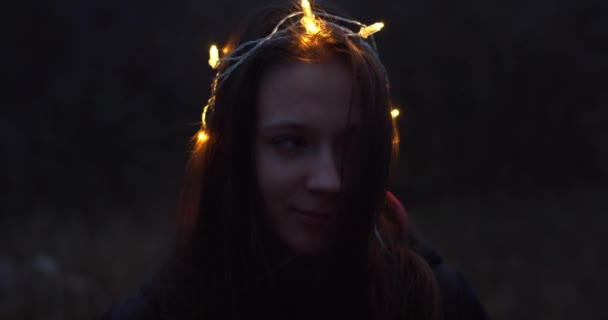 Portretul Aer Liber Femeii Feminine Coroană Diodă Arsă Zâmbind Liniștit — Videoclip de stoc