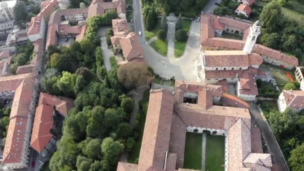 Drone quadcopter vliegen boven Italiaanse oude stad straten met rode daken — Stockvideo