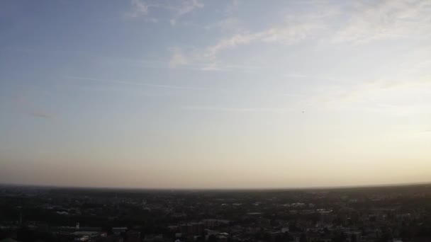 Дрон-коптер виходить на 360 градусів, показуючи вид зверху на горизонт міського пейзажу на сході сонця . — стокове відео