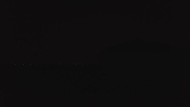 Légi felvétel éjszakai város fények horizont elválasztó lövés a felére — Stock videók