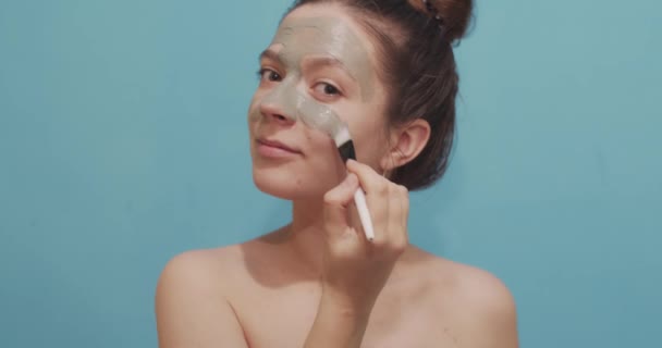 Portrait Attractive Woman Applying Cleansing Clay Mask Face Using Make — Stok video
