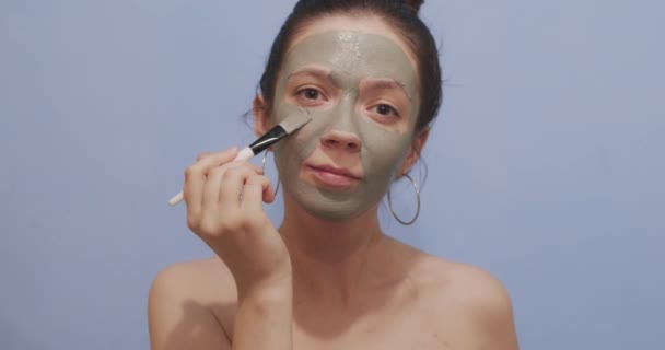 Belle Fille Caucasienne Appliquant Masque Argile Cosmétique Sur Visage Avec — Video
