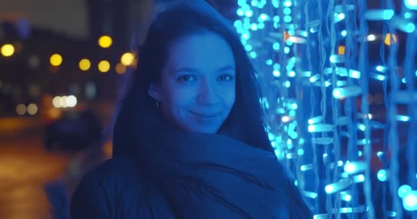 도시의 풍경에 복장을 머리의 여자의 파란색 불빛에 머리를 흔들며 크리스마스 — 비디오