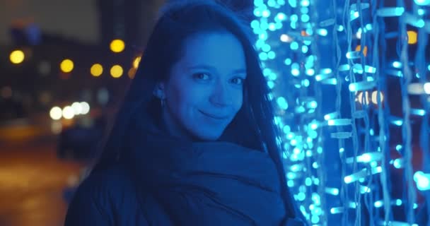 Natuurlijk Meisje Poseren Opzij Blauwe Neon Lichten Buiten Glimlachen Gelukkig — Stockvideo