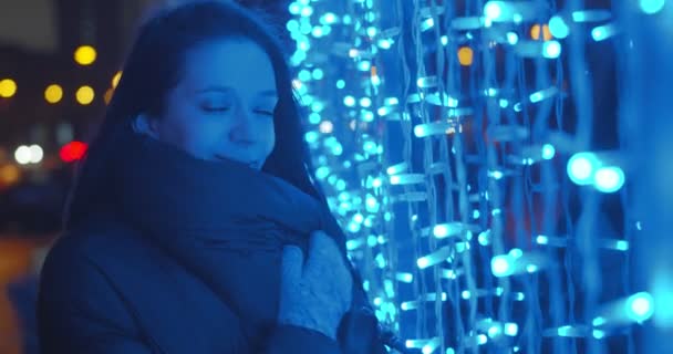 Elegante Mujer Abrigo Invierno Sonriendo Aire Libre Las Luces Nocturnas — Vídeo de stock