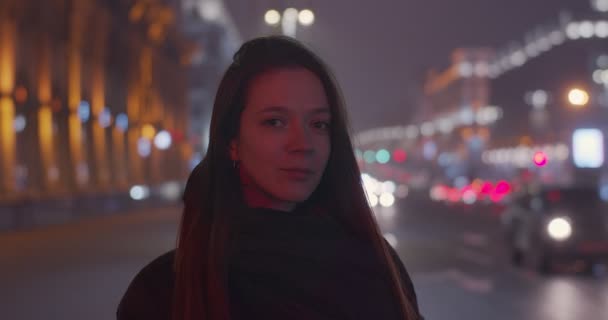 Street Portrait Longhaired Girl Posing Night Shallow Defocused Traffic Light — Video