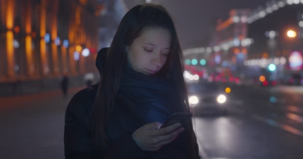 Elegante Mensaje Texto Femenino Teléfono Móvil Pie Avenida Nocturna Con — Vídeos de Stock