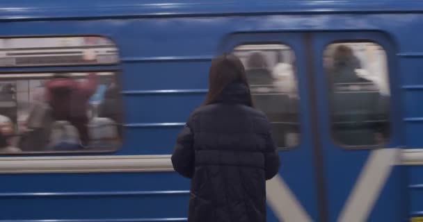 Rückansicht Einer Jungen Frau Die Drinnen Zeitlupe Auf Einfahrende Bahnen — Stockvideo