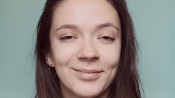 Макропортрет Натуральної Дівчини Яка Посміхається Приміщенні Ізольовано Сірому Фоні Передній — стокове відео