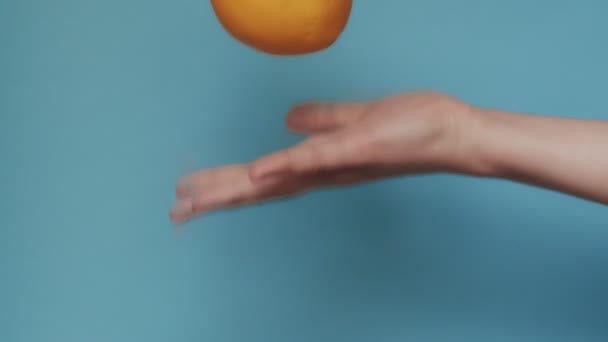 Macro Vidéo Main Femme Lançant Orange Fraîche Rattrapant Espace Copie — Video