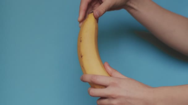 Foto Vídeo Macro Mujeres Peeling Mano Fresca Banano Cámara Lenta — Vídeos de Stock