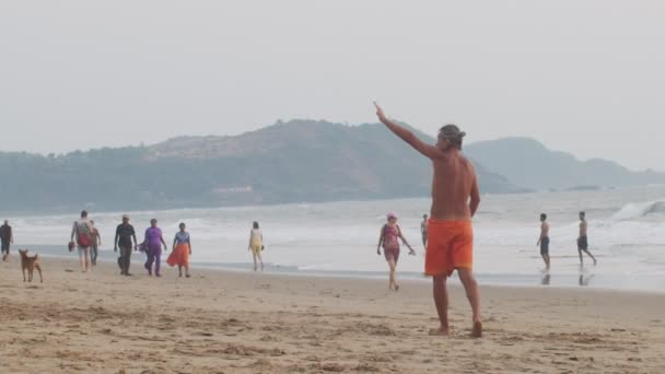 Gokarna India Febrero 2020 Hombre Auténtico Caminando Sobre Playa Arena — Vídeos de Stock