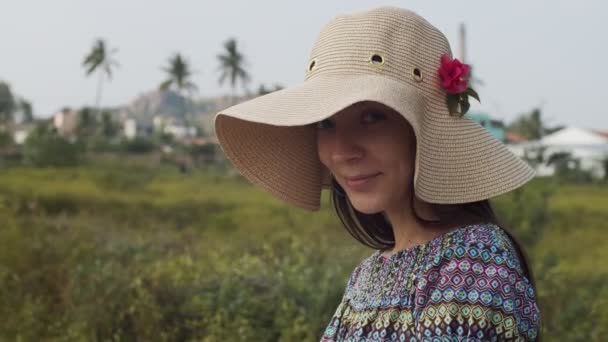 Портрет Молодой Женщины Широкополых Шляпах Зеленом Тропическом Фоне Вблизи Естественная — стоковое видео