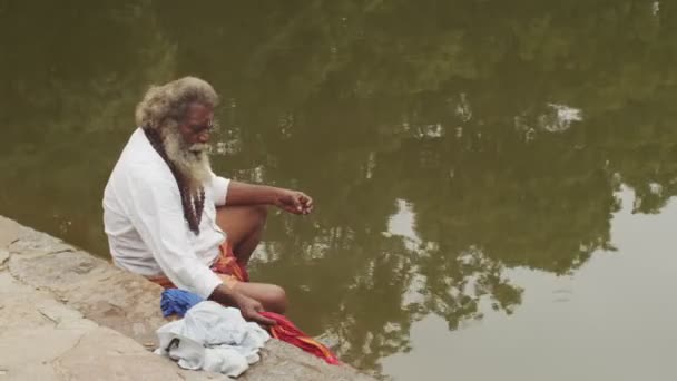 Tiruvannamalai India Febrero 2020 Hombre Auténtico Lavando Ropa Agua Aire — Vídeos de Stock