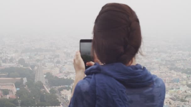 Mujer Viajero Irreconocible Haciendo Foto Del Templo Tiruvannamalai Shiva India — Vídeo de stock