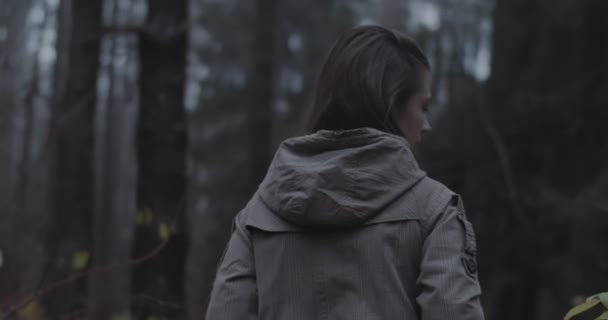 Flicka promenader i skogen Bakifrån — Stockvideo