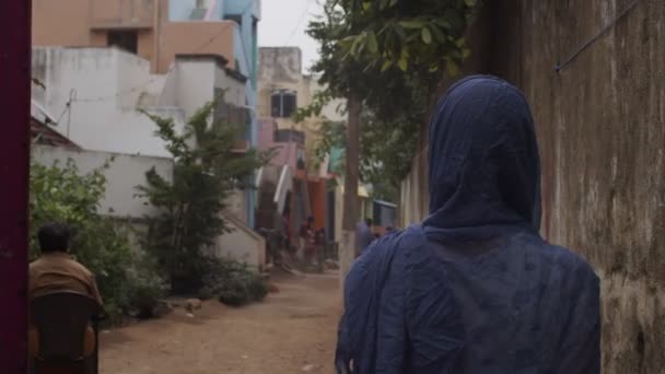 Vista trasera de la mujer india en chal azul que va en la calle estrecha de la ciudad en cámara lenta. Chica auténtica irreconocible caminando sobre fondo urbano en la India. real personas snapshot asiático estilo de vida — Vídeo de stock