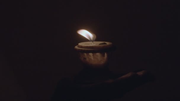 Feu de bougie brûlant sur fond noir nuit ralenti fermer. Lanterne icône-lampe luisant dans l'obscurité copier le texte de l'espace. Religion spiritualité confiance espérance foi. Symbole sacré église .