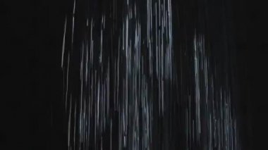 Kara gece arkaplanına ağır duş düşüyor. Yavaş çekim fotokopi uzay metni. Sağanak yağmur zemini suluyor. Hareket eden duvar kâğıdı nem kötü hava