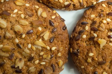 Beyaz arka plan üzerinde serpme closeup ile kahverengi diyet düşük kalorili fitness tahıl bisküvi Makro fotoğraf.