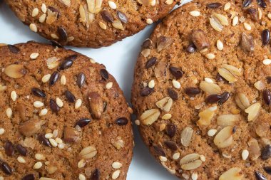 Beyaz arka plan üzerinde serpme closeup ile kahverengi diyet düşük kalorili fitness tahıl bisküvi Makro fotoğraf.